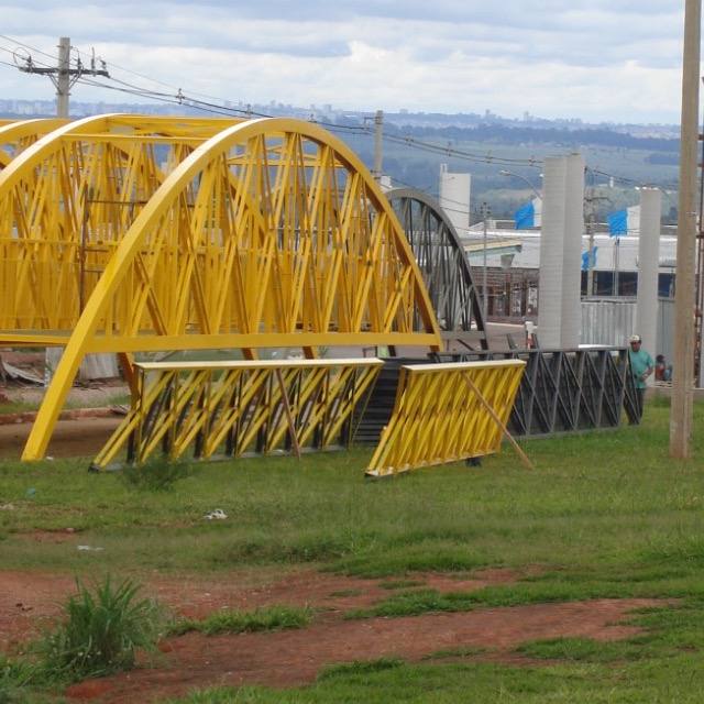 Passarela metálica em arcos executada pela Lester Engenharia na Via EPIA