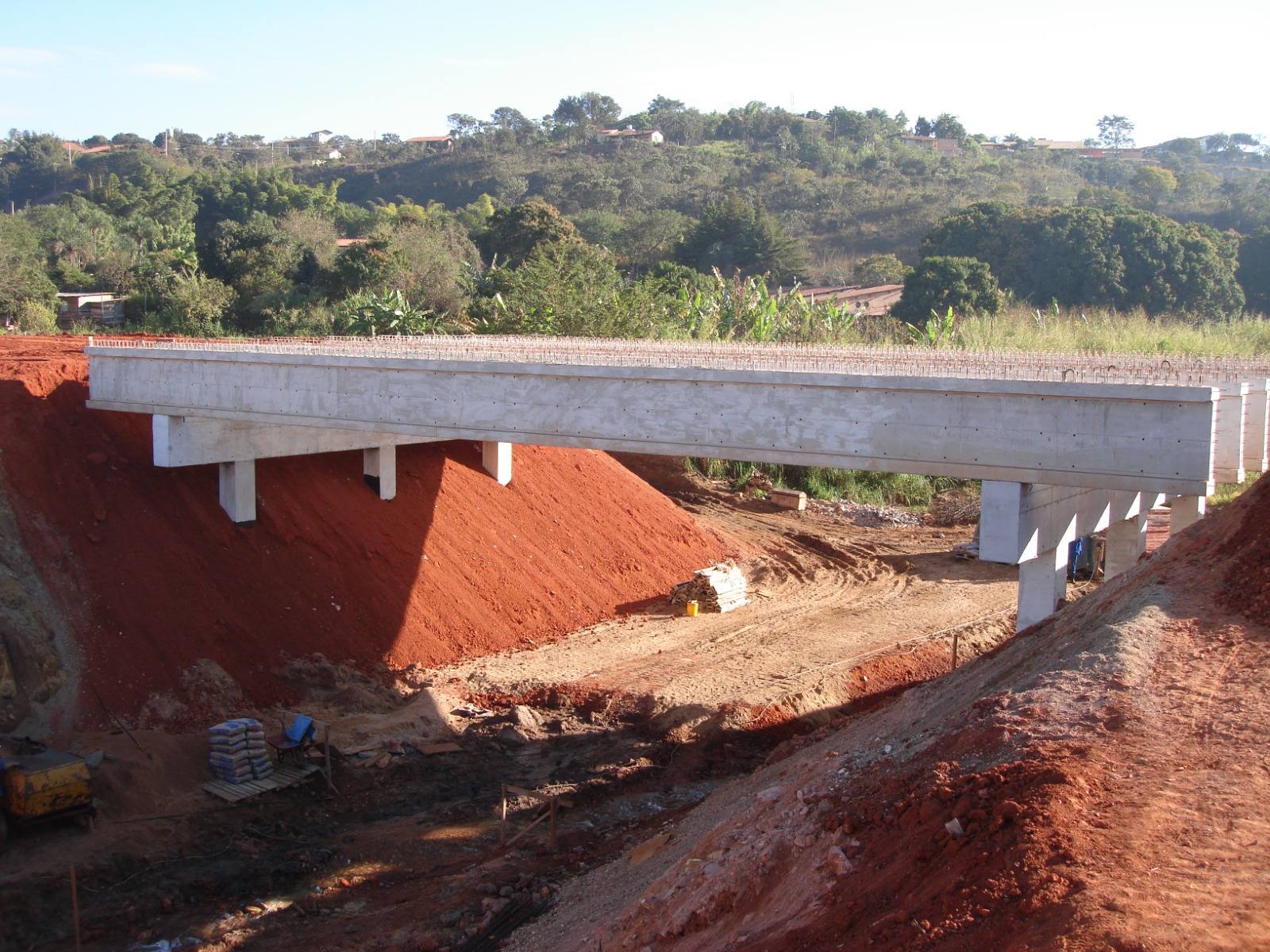 Ponte em concreto armado concluída sobre o Córrego do Urubu